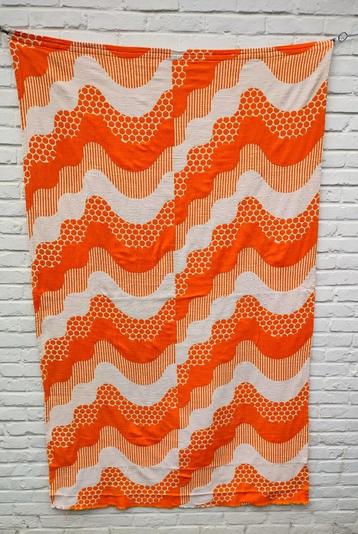 Vintage stof. Oranje en wit. Golvend patroon.