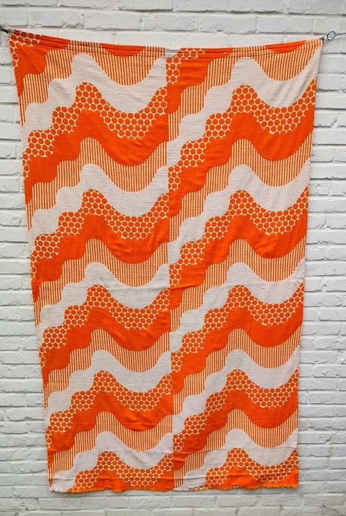 Vintage stof. Oranje en wit. Golvend patroon., Hobby en Vrije tijd, Stoffen en Lappen, Gebruikt, 120 cm of meer, 30 tot 200 cm