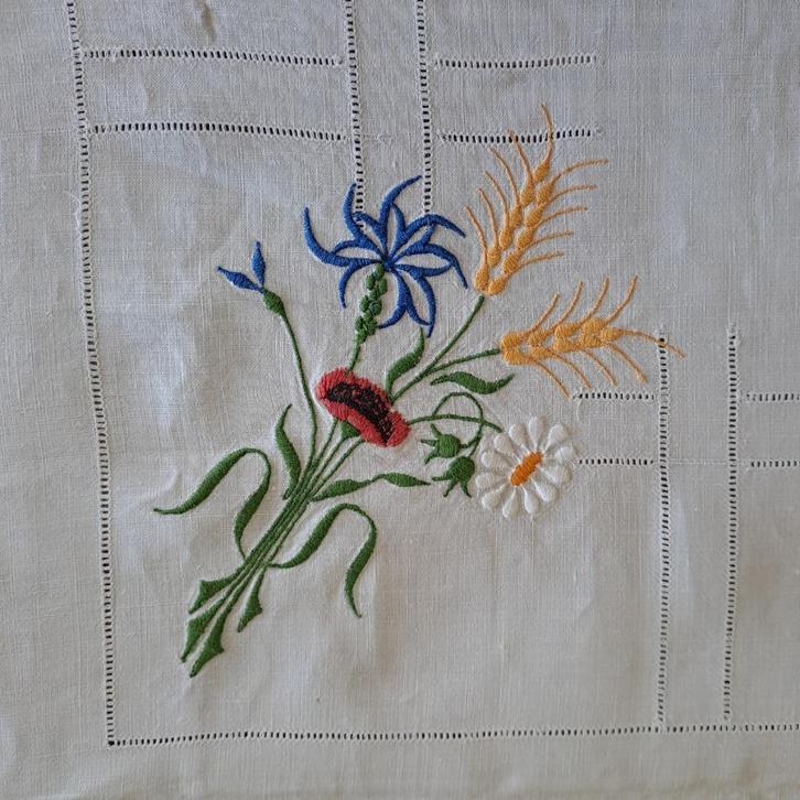 Vintage geborduurd linnen tafelkleed, Huis en Inrichting, Tafelkleden, Ophalen of Verzenden