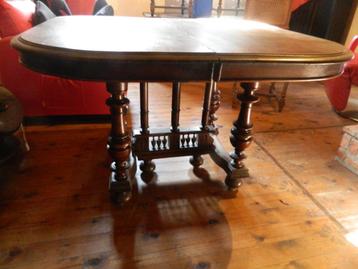 Antieke tafel en vier stoelen beschikbaar voor biedingen