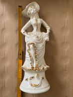 Capodimonte - vrouw op sokkel - (240406), Antiquités & Art, Antiquités | Porcelaine, Enlèvement ou Envoi