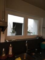 2 witte pvc ramen die open kunnen met dubbel glas en rolluik, Ophalen