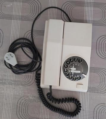 Oude witte verzamel telefoon met schijf  beschikbaar voor biedingen