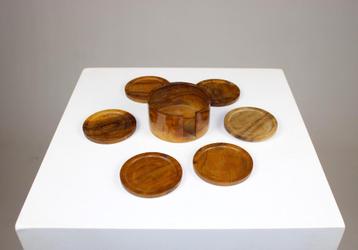 vintage houten onderzetters in houder beschikbaar voor biedingen