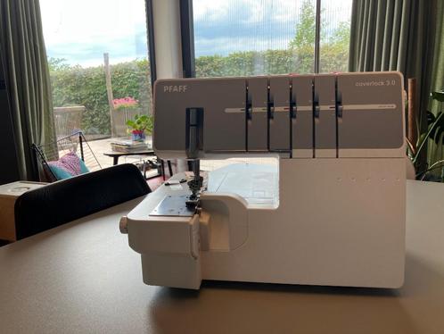Pfaff Coverlock 3.0 incl. bandgeleider, Hobby en Vrije tijd, Naaimachines en Toebehoren, Zo goed als nieuw, Lockmachine, Pfaff