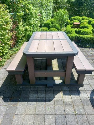 Stijlvolle en duurzame kunststof picknicktafel beschikbaar voor biedingen