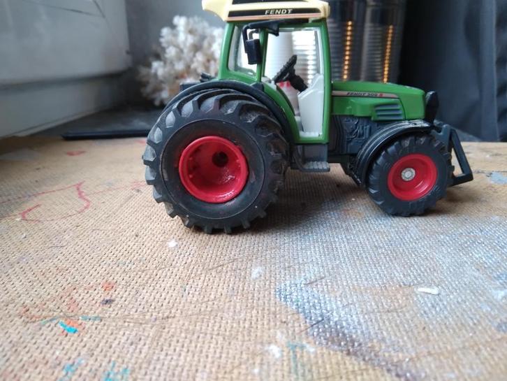 Fendt 209S Siku brede lagedruk achterbanden, Hobby en Vrije tijd, Modelauto's | 1:32, Gebruikt, Tractor of Landbouw, SIKU, Ophalen of Verzenden