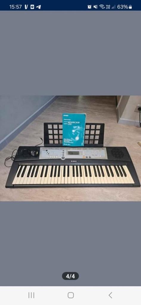 Keyboard Yamaha PSRE203, Muziek en Instrumenten, Keyboards, Zo goed als nieuw, Yamaha, Aanslaggevoelig, Met standaard, Ophalen