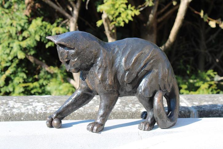 le chat a la boule en bronze ., Jardin & Terrasse, Décoration murale de jardin, Neuf, Enlèvement ou Envoi