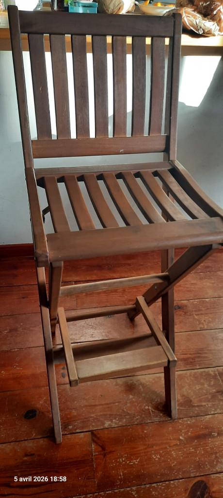Deux tabourets de bar pliables en teck, Maison & Meubles, Avec repose-pieds, 2 tabourets, Enlèvement, Utilisé