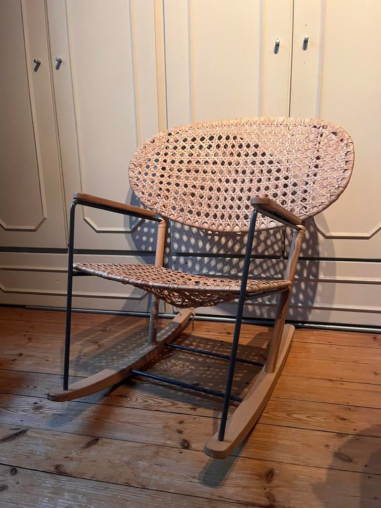 Rotan rieten schommelstoel - op te knappen, Huis en Inrichting, Ophalen, Gebruikt, Riet of Rotan, Eén