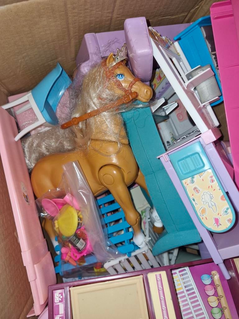 Barbie paard kan stappen en maakt geluid volle doos meubels, Kinderen en Baby's, Speelgoed | Poppen, Ophalen, Barbie