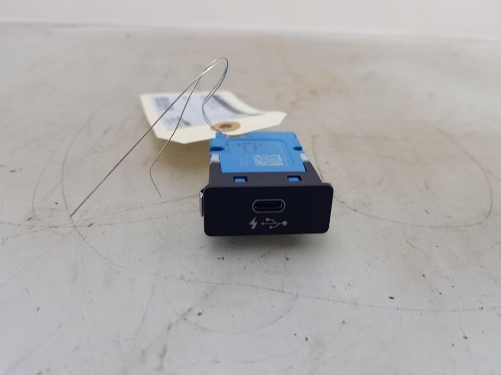 PORT AUX/USB BMW 3 serie Touring (G21) (01-2019/07-2020), Utilisé, BMW, Petuelring 130
80809  München, DE, Bayerische Motoren Werke AG