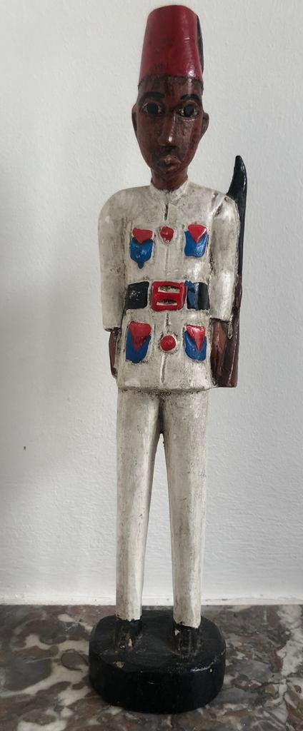 Soldaat Senegal in koloniale stijl, hout, gepolychr., Antiek en Kunst, Verzenden, Handgemaakt, 20 - 50 cm, Beeld