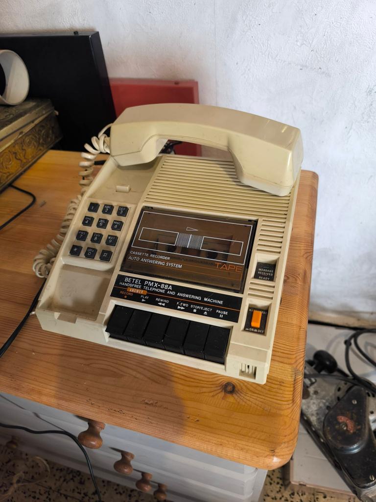Ancien téléphone vintage avec lecteur de cassette audio, Ophalen