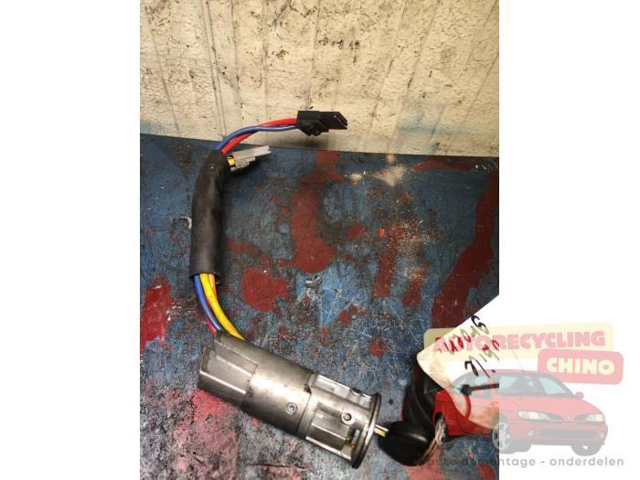 Serrure de contact + clé d'un Ligier Ambra, Vélos & Vélomoteurs, Pièces de cyclomoteur | Général, Utilisé, Autres types, Enlèvement ou Envoi