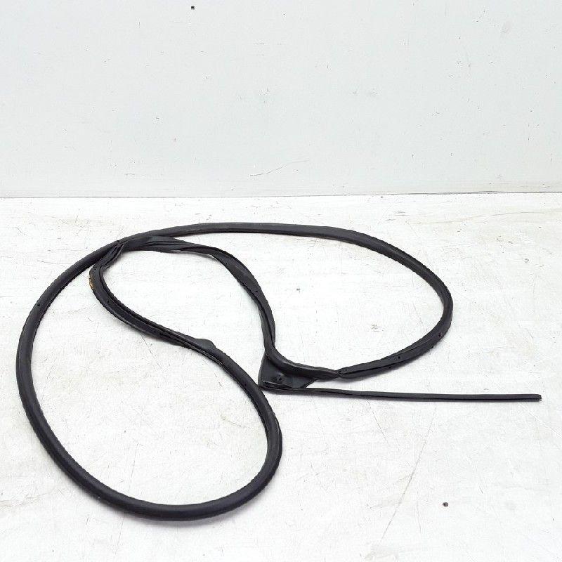 PORTIERRUBBER RECHTS ACHTER Mitsubishi ASX (01-2010/03-2023), Gebruikt, Mitsubishi