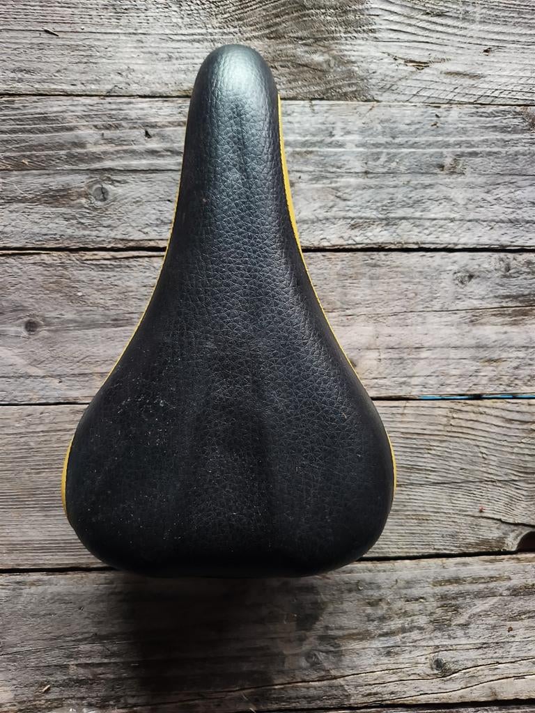 Selle de vélo Defender noir/jaune - usagée mais robuste, Autres matériaux, Selle, Enlèvement, Utilisé