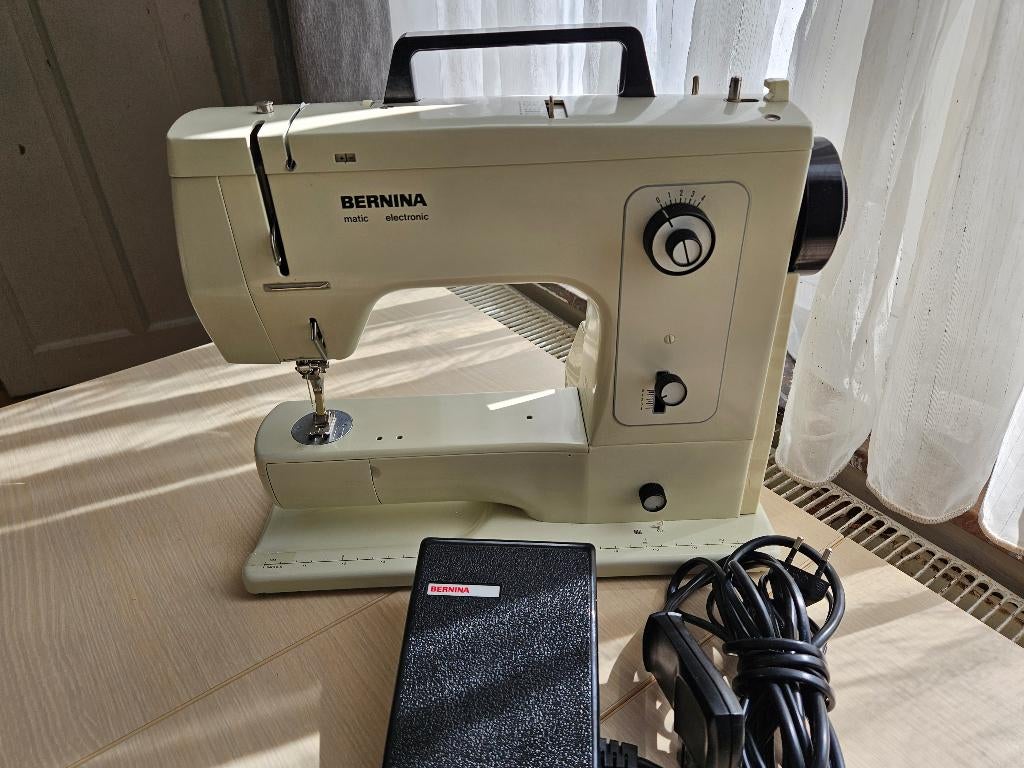 Bernina 8020 naaimachine, Hobby en Vrije tijd, Naaimachines en Toebehoren, Zo goed als nieuw, Bernina, Ophalen of Verzenden