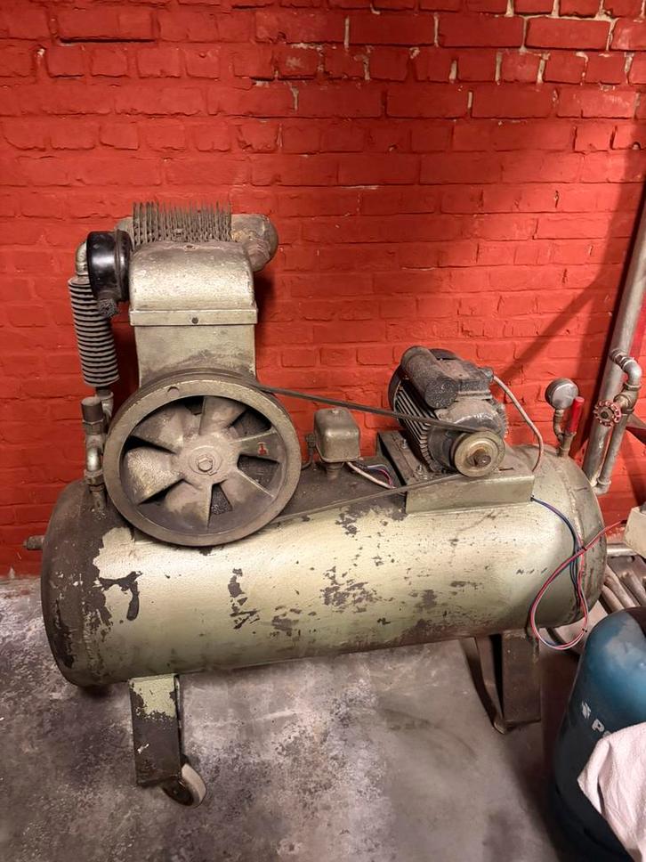 Compresseurs de garage 200 litres avec un moteur 220 volts, Bricolage & Construction, Compresseurs, Utilisé, 6 à 10 bars, 100 litres ou plus