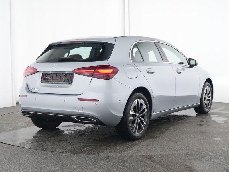 Mercedes-Benz A-klasse 250 e Hatchback Luxury Line | Verwarm, Auto's, Mercedes-Benz, Stof, Gebruikt, Zwart, 16 kWh