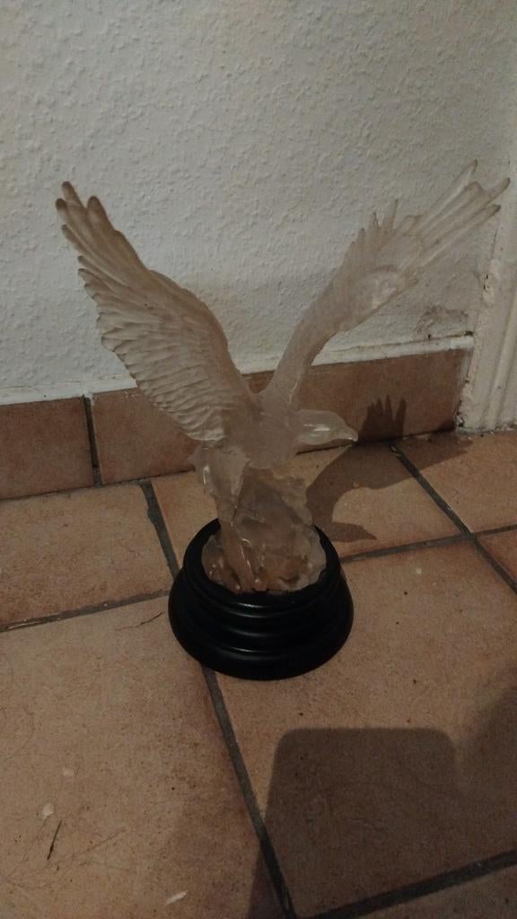Eagle beeldje, Ophalen