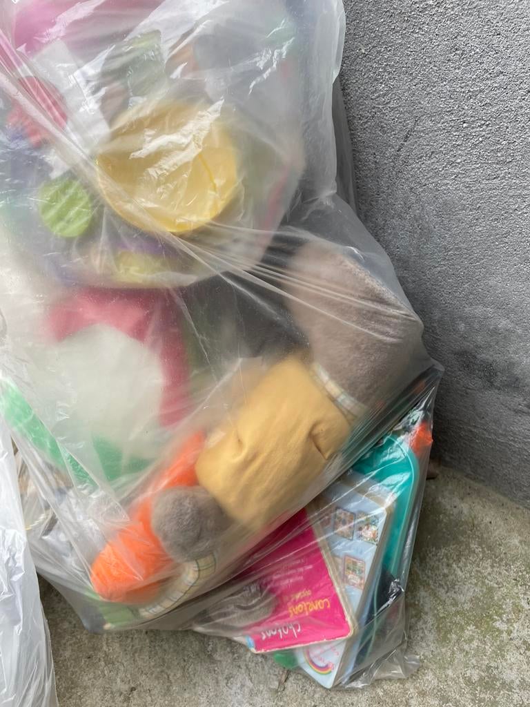 A donner Peluche plus quelques jeux de société, Ophalen