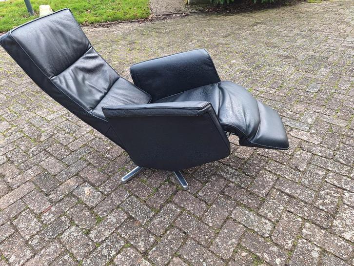 Zwarte Leren relax fauteuil / draai stoel in zwart leer, Huis en Inrichting, Barkrukken, Gebruikt, 90 cm of meer, Leer, Metaal