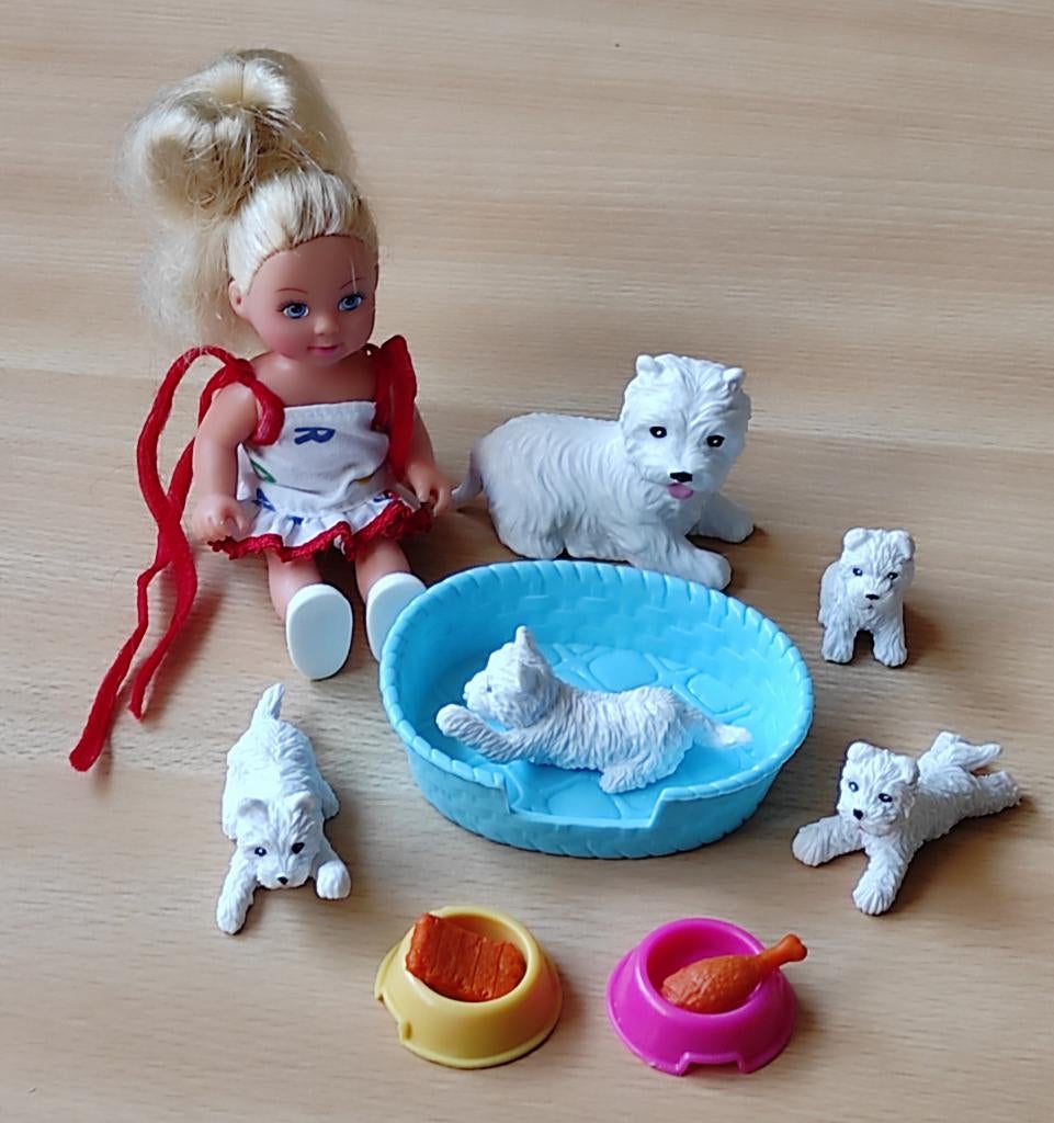 popje Evi met hondjes, Kinderen en Baby's, Speelgoed | Poppen, Ophalen of Verzenden, Gebruikt, Overige typen