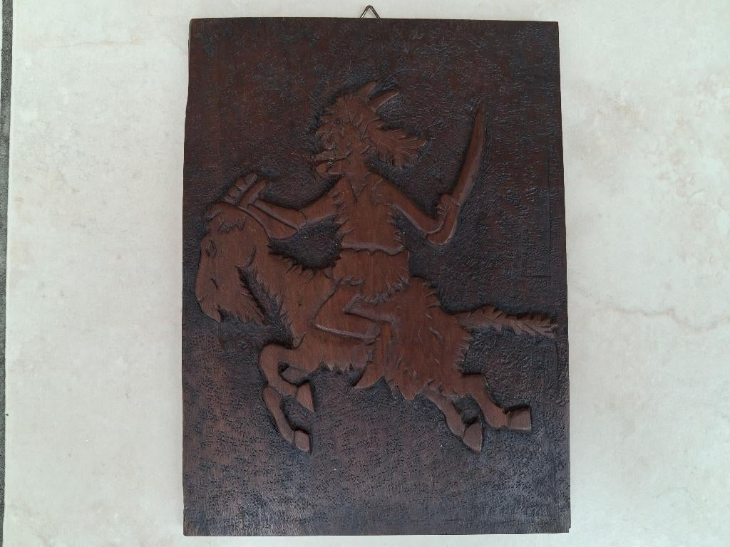 Houten sculptuur bokkenrijder, Enlèvement ou Envoi, Bob et Bobette, Comme neuf, Statue ou Figurine