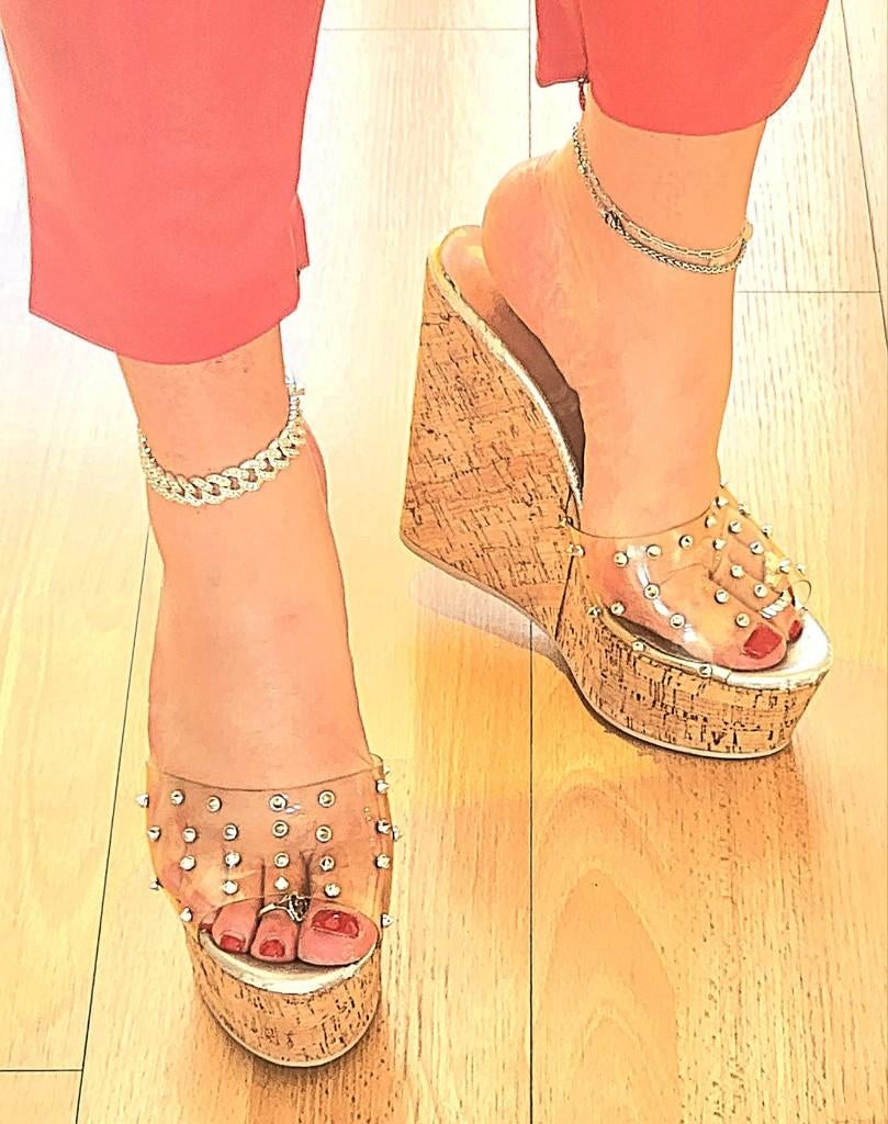 Sky‑high wedges met studs: voor wie durft te schitteren ..., Kleding | Dames, Schoenen, Gedragen, Schoenen met hoge hakken, Overige kleuren